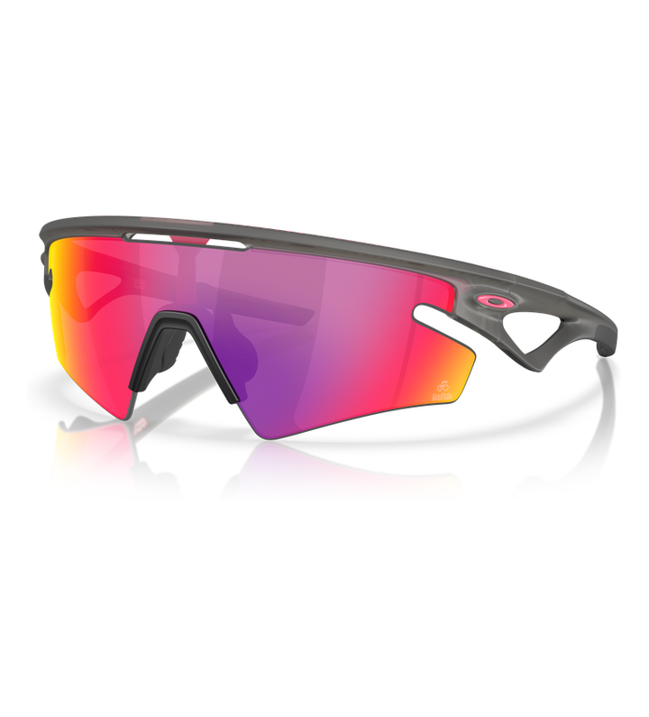 Oakley Sphaera Slash OO9499 Grigio Fumo // Prizm Road - vista angolata